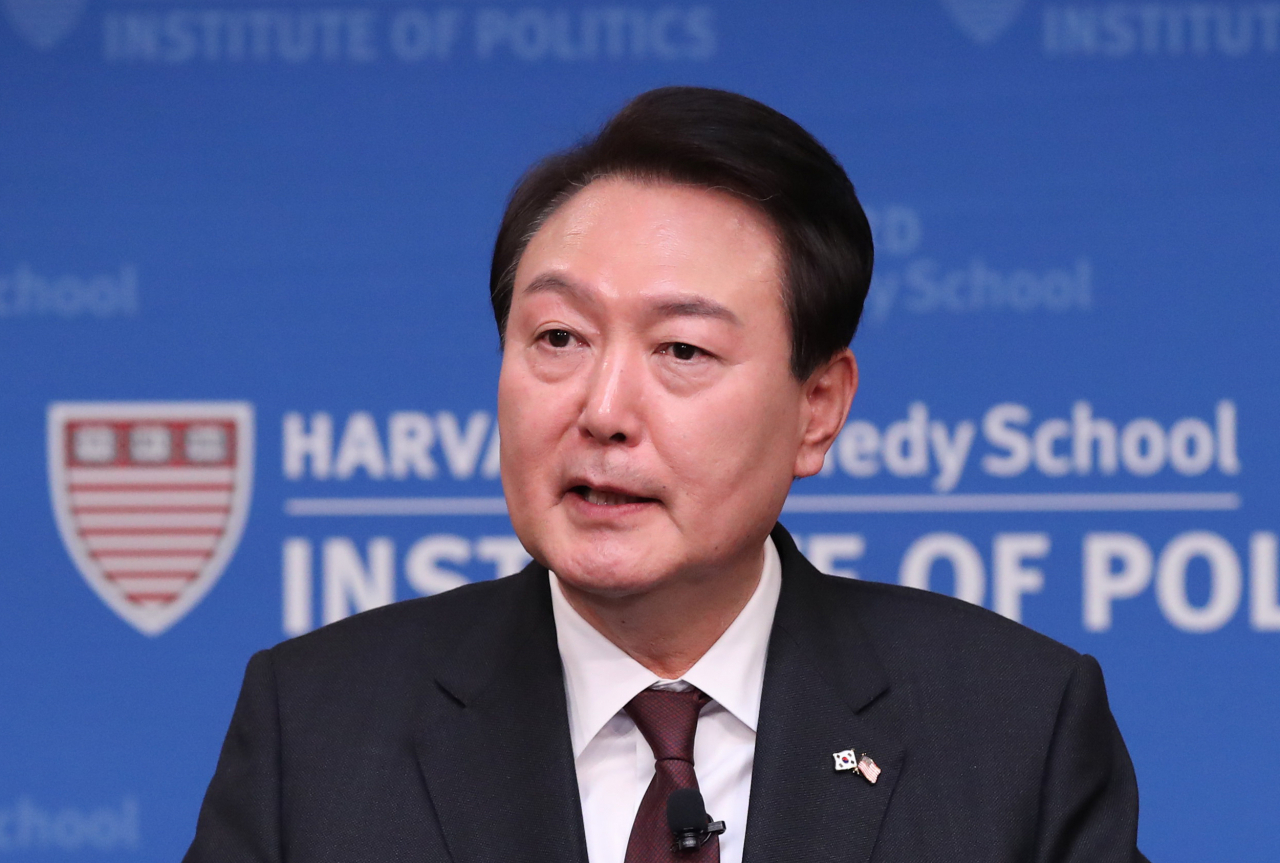 미국을 국빈 방문한 윤석열 대통령이 28일(현지시간) 보스턴 인근 하버드대학교 케네디스쿨에서 '자유를 향한 새로운 여정'을 주제로 연설하고 있다. [연합]