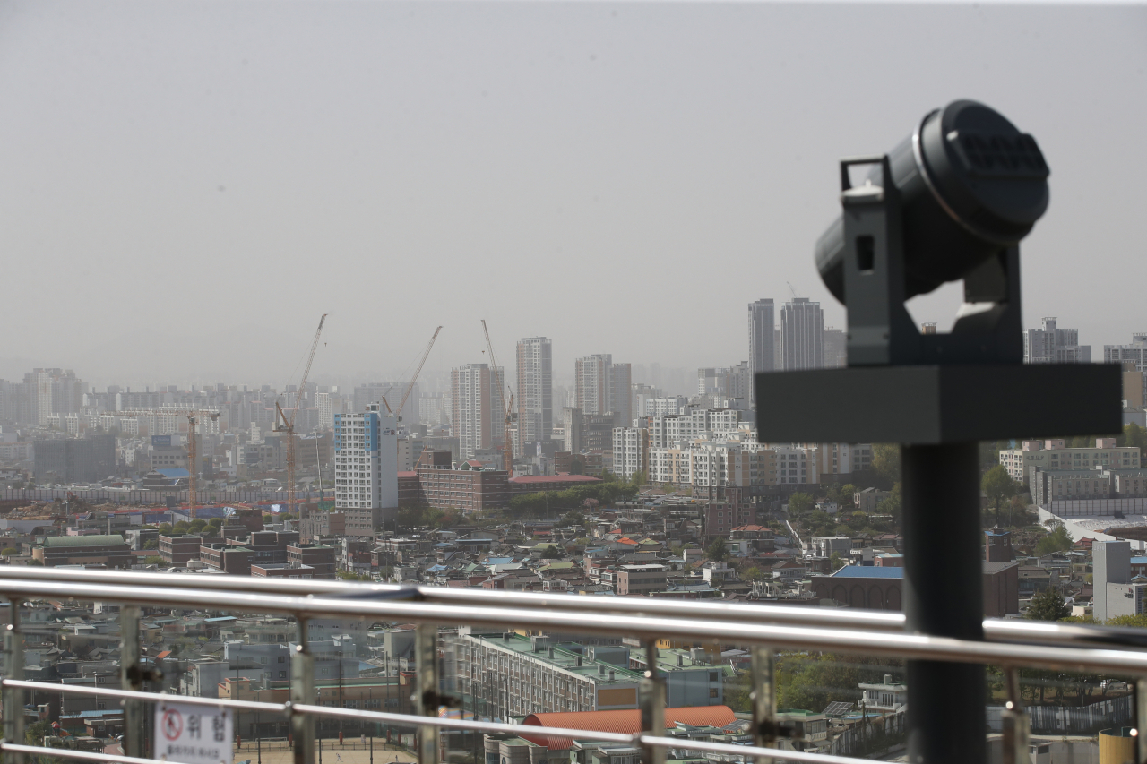 짙은 황사가 전국을 뒤덮으며 미세먼지가 매우나쁨 상태를 보인 가운데 광주광역시 도심이 뿌옇게 보이고 있다.[연합]