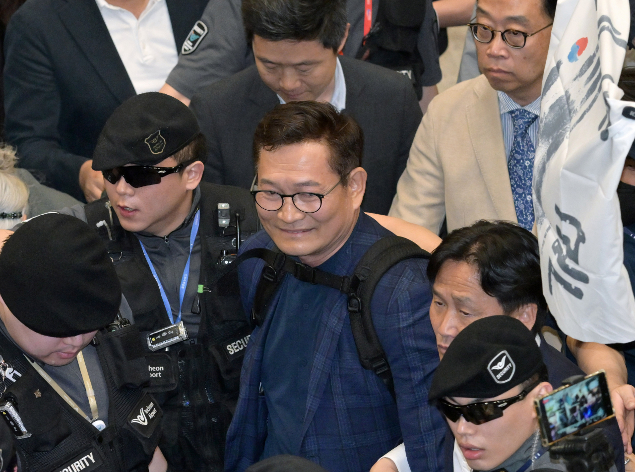더불어민주당 송영길 전 대표가 24일 오후 인천국제공항 제1여객터미널을 통해 귀국하고 있다. 송 전 대표는 22일 프랑스 파리에서 2021년 전당대회 돈 봉투 의혹과 관련해 탈당 의사를 밝힌 뒤 조기 귀국했다. [연합]