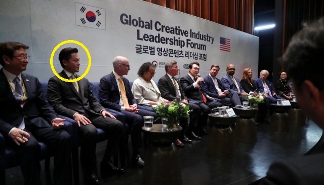 미국을 국빈 방문한 윤석열 대통령이 27일(현지시간) 워싱턴DC 미국 영화협회에서 열린 글로벌 영상 콘텐츠 리더십 포럼에서 발언하고 있다. 이날 행사에는 배우 이서진 씨(왼쪽에서 두 번째)가 참석해 눈길을 끌었다. [연합]