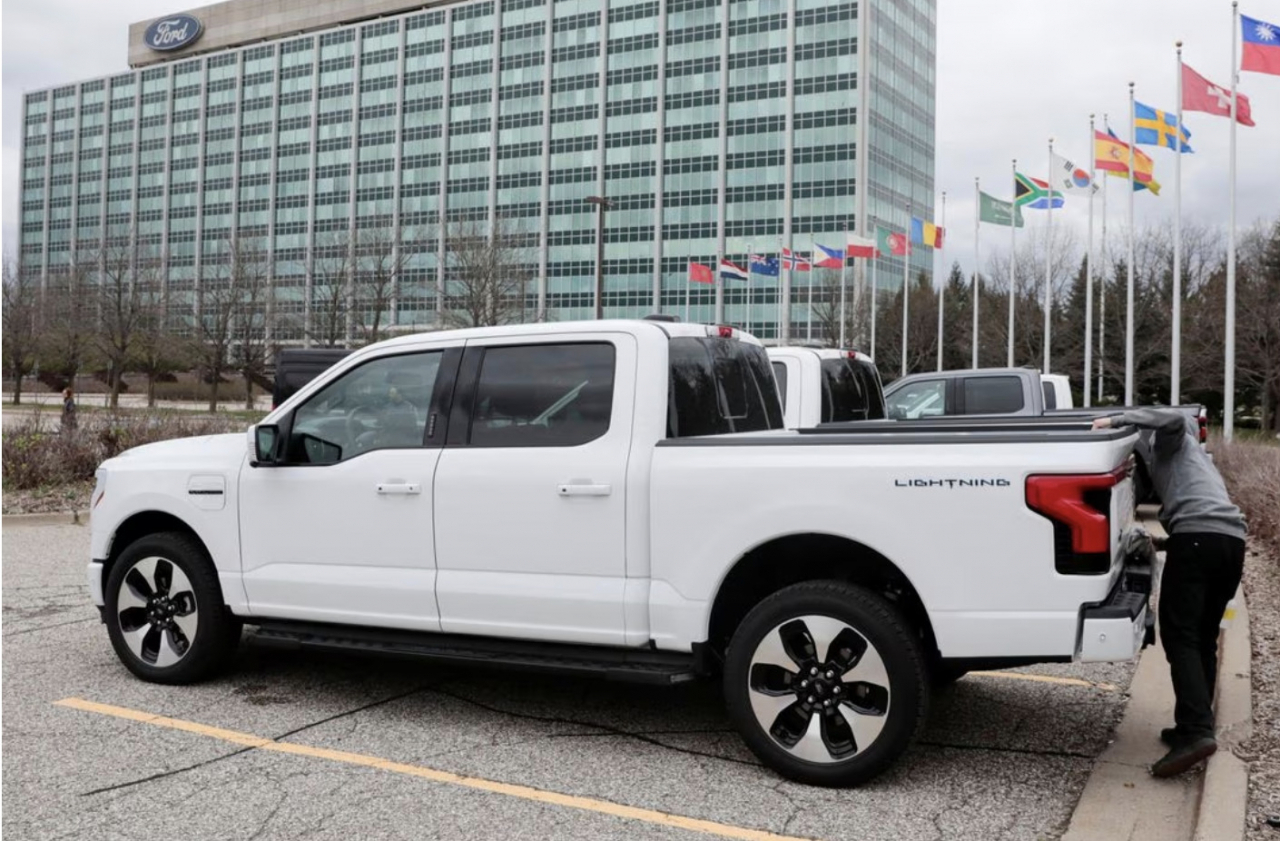 미 미시간 포드 본사에 서 있는 포드의 전기 픽업트럭 F-150 라이트닝 [로이터]
