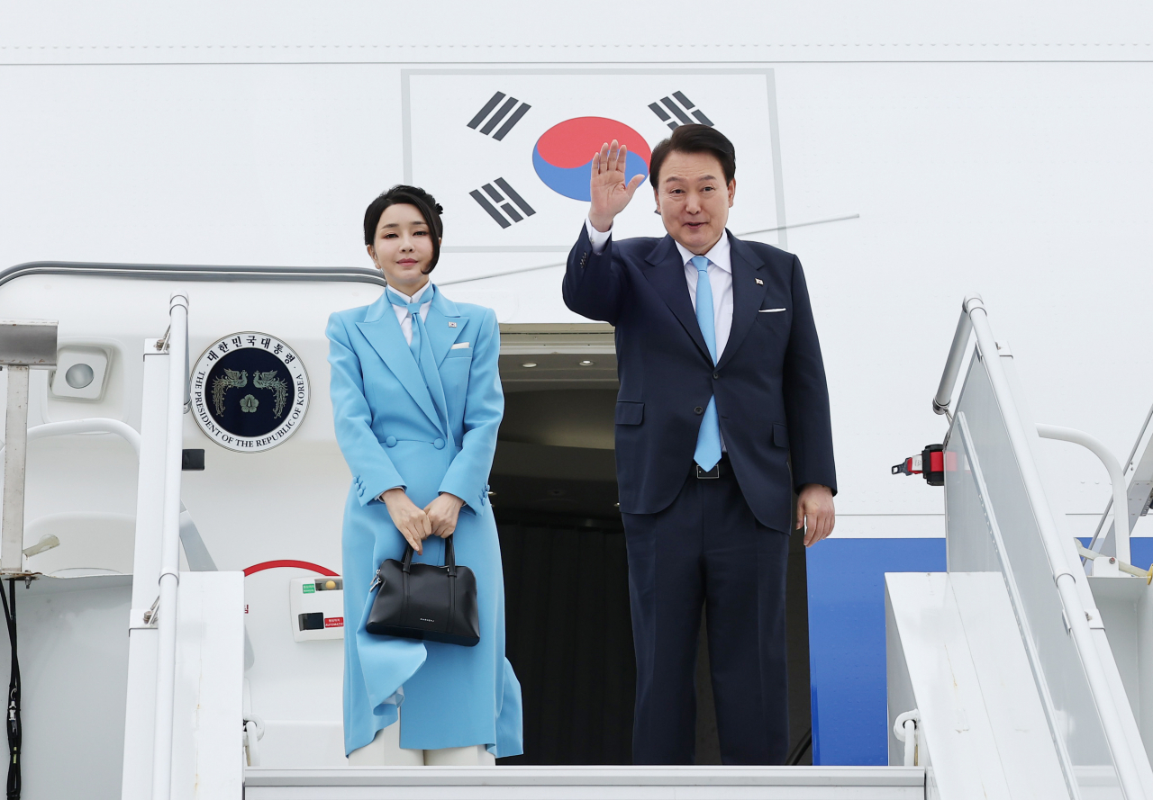 미국 국빈 방문 일정을 마친 윤석열 대통령과 김건희 여사가 29일(현지시간) 보스턴 로건 국제공항에서 귀국길에 오르며 환송객들에게 손을 들어 인사하고 있다. [연합]