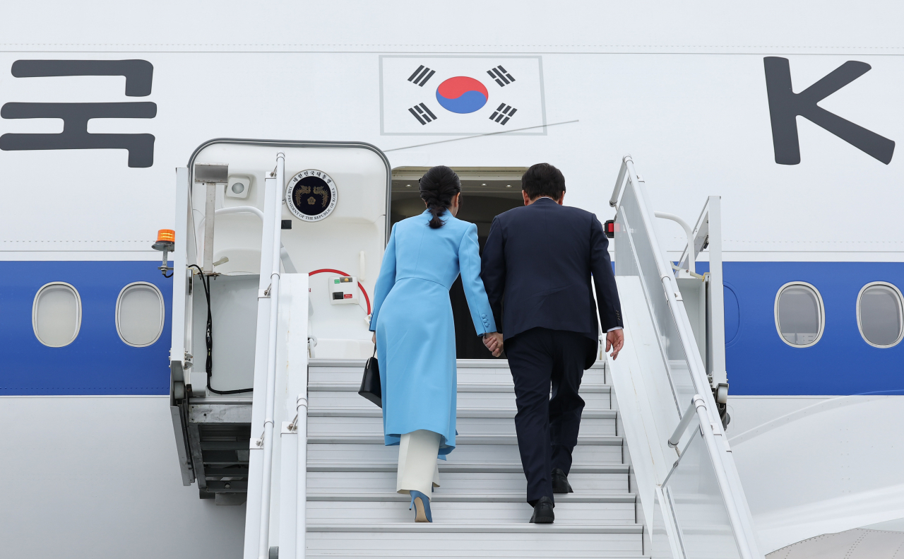 미국 국빈 방문 일정을 마친 윤석열 대통령과 김건희 여사가 29일(현지시간) 보스턴 로건 국제공항에서 공군 1호기에탑승하고 있다. [연합]