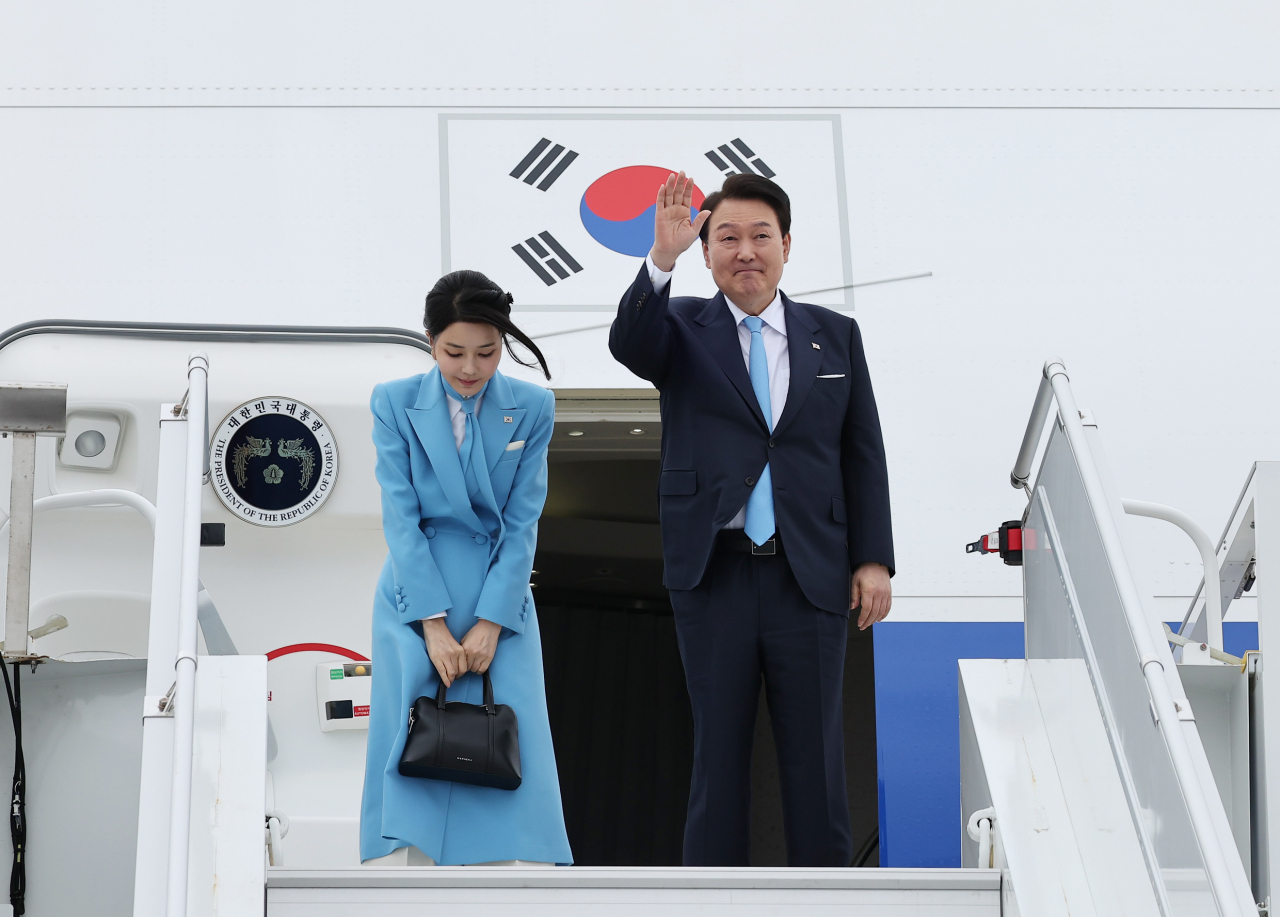 미국 국빈 방문 일정을 마친 윤석열 대통령과 김건희 여사가 지난 29일(현지시간) 보스턴 로건 국제공항에서 귀국길에 오르며 환송객들에게 손을 들어 인사하고 있다. [연합]