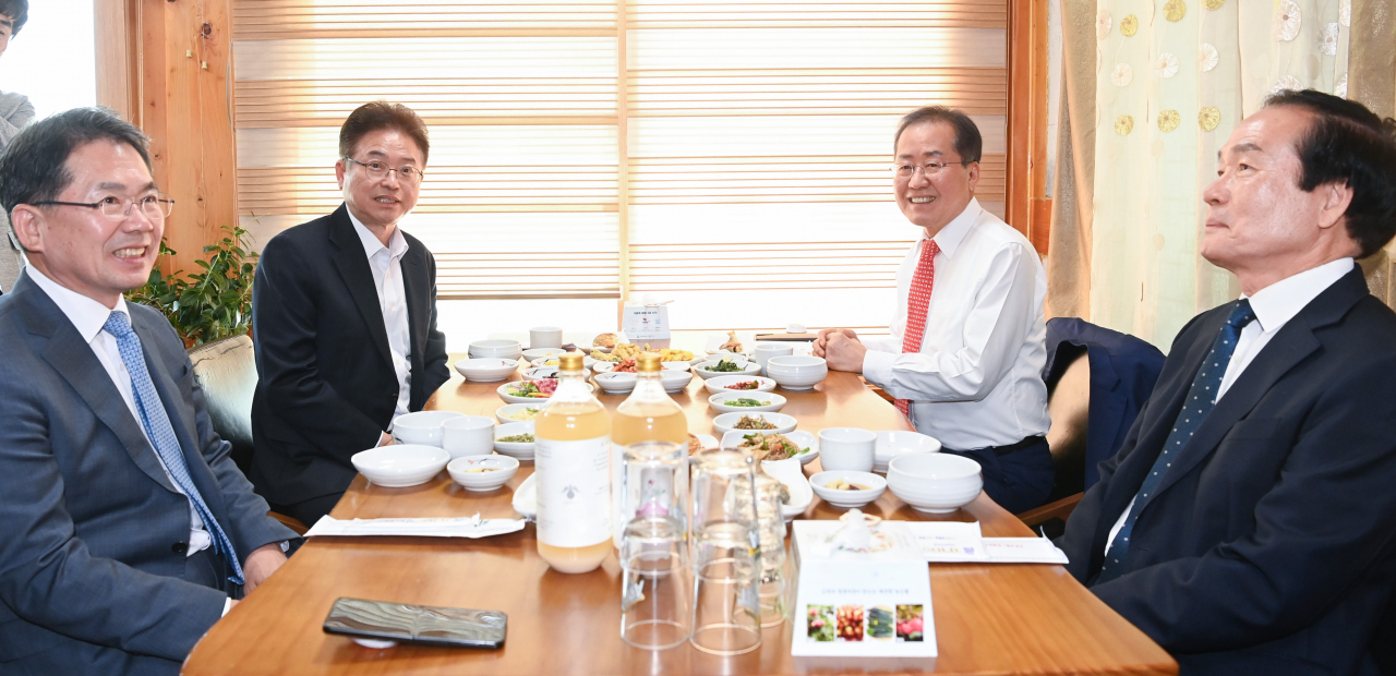 경북 군위군의 한 음식점에서 28일 열린 '대구경북신공항 성공적 건설을 위한 화합 간담회' 모습. 김진열 군위군수(왼쪽부터), 이철우 경북지사, 홍준표 대구시장, 김주수 의성군수.[대구시 제공]