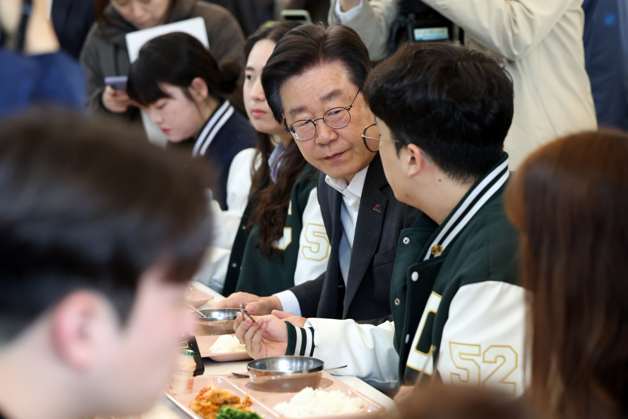 더불어민주당 이재명 대표가 4월7일 오전 '1000원의 아침밥'을 제공하는 광주 북구 전남대학교 제1학생회관 식당에서 식사를 하고 있다. [연합]