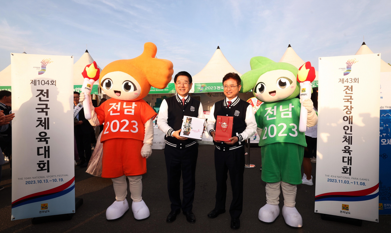 전국체전을 홍보하고 있는 김영록지사와 이철우지사