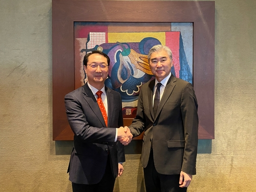 Kim Gunn (left), South Korea's special representative for Korean Peninsula peace and security affairs, and US Special Representative for North Korea Sung Kim pose for a photo during their meeting in Seoul on Tuesday. (Ministry of Foreign Affairs)