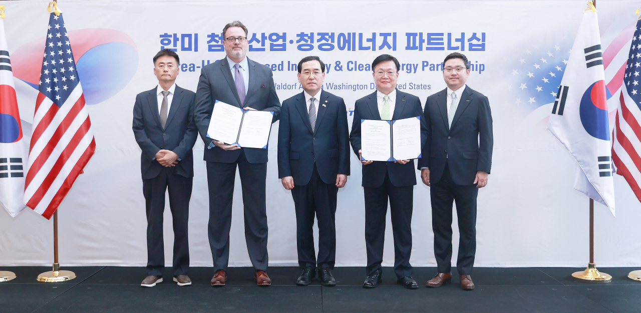 25일(현지시각) 미국 워싱턴DC에서 진행된 ‘전략적 파트너십’을 위한 업무협약(MOU) 체결식이 끝나고 참석자들이 기념사진을 촬영하고 있다. 왼쪽부터 로크웰 오토메이션코리아 이용하 대표, 로크웰 오토메이션 에드 몰랜드 부사장, 산업통상자원부 이창양 장관, ㈜두산 문홍성 대표, 두산로보틱스 류정훈 대표. [두산 제공]
