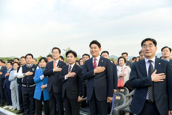 2023영·호남 상생협력 화합 대축전에 참석한 주요 인사들이 국민의례를 하고 있다. [순천시 제공]