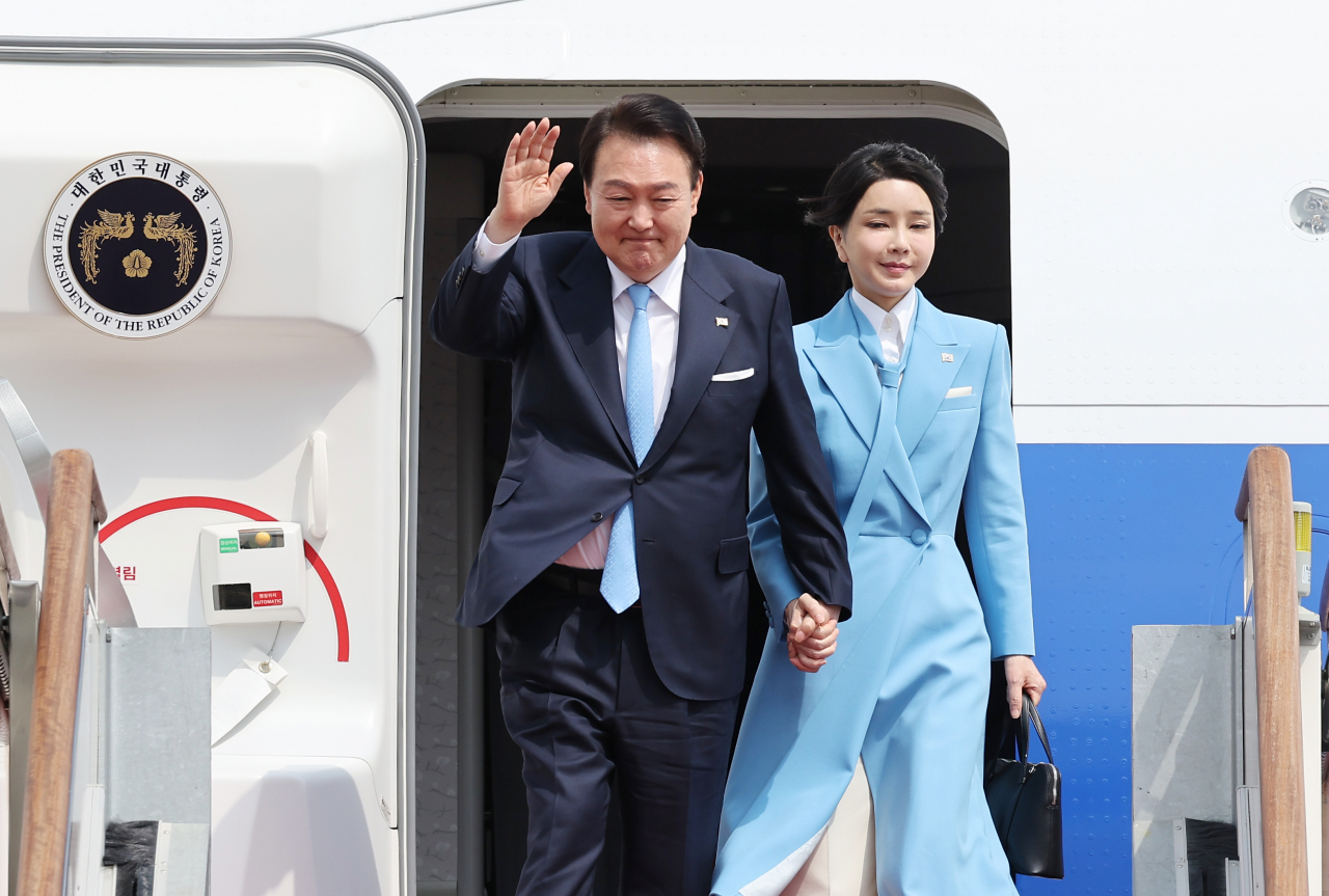 미국 국빈 방문 일정을 마친 윤석열 대통령과 김건희 여사가 30일 성남 서울공항에서 공군 1호기에서 내리며 환영객들에게 손을 들어 인사하고 있다. [연합]