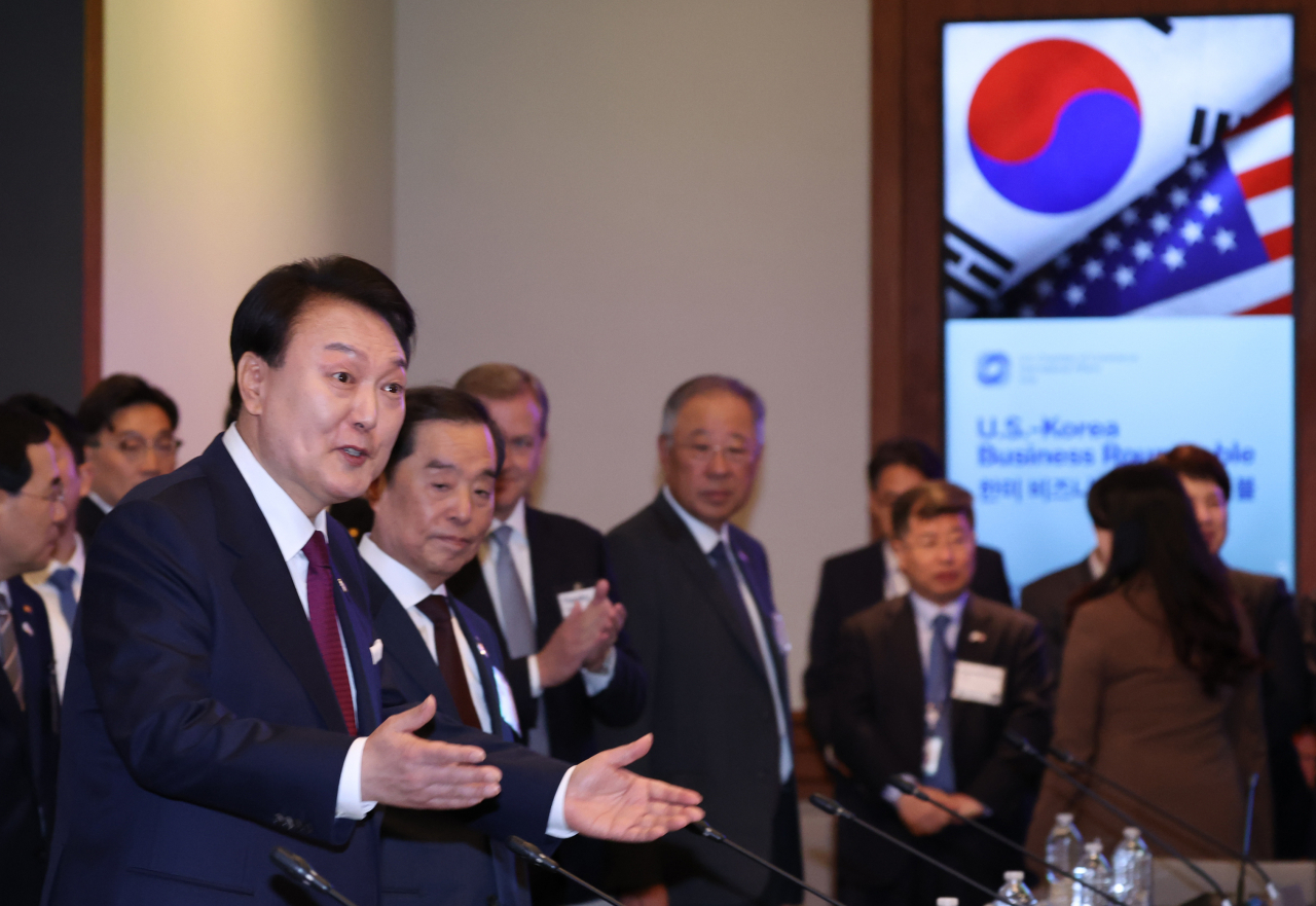 미국을 국빈 방문한 윤석열 대통령이 지난달 25일(현지시간) 워싱턴DC 미국 상공회의소에서 열린 한미 비즈니스 라운드테이블에서 참석자들에게 착석을 권하고 있다. [연합]