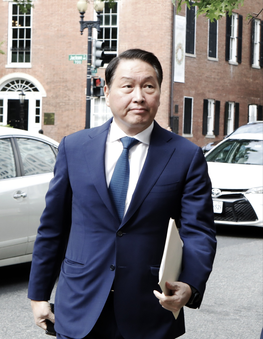 최태원 SK그룹 회장이 지난달 25일(현지시간) 미국 워싱턴DC에서 열린 투자신고식 및 한미 비즈니스 라운드 테이블 참석을 위해 미 상공회의소로 입장하고 있다. [SK 제공]
