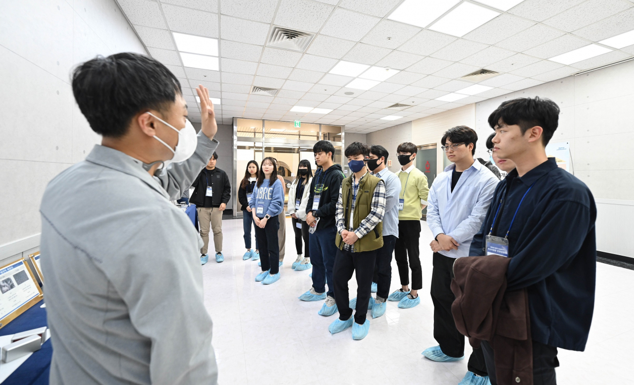 포항공대 학생들이 지난달 28일 삼성전기 부산사업장에서 공정 소개를 듣고 있다. [삼성전기 제공]