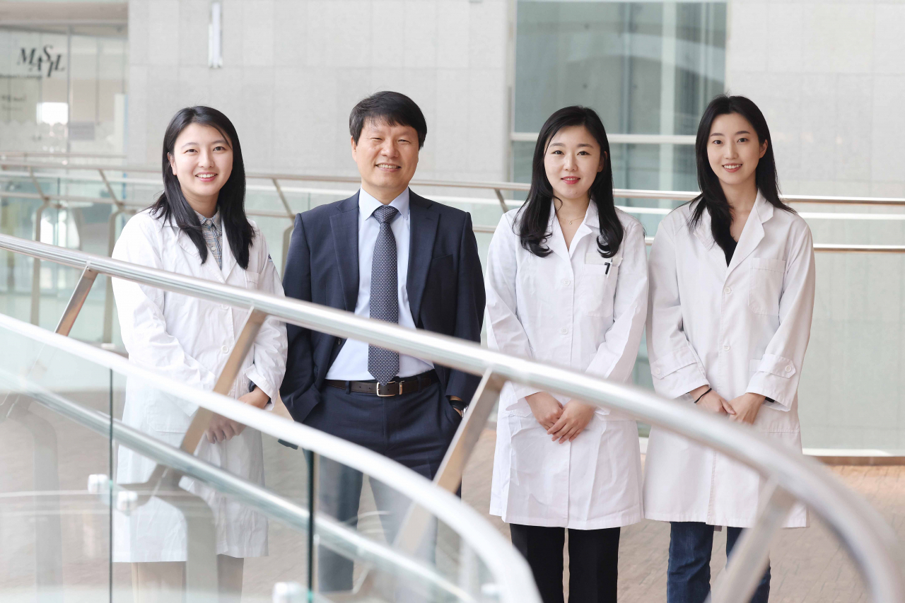 유다슬이(왼쪽부터) KAIST 생명과학과 연구조교수, 허원도 교수, 김지혜 선임연구원, 유정혜 박사과정이 유전자가위로 코로나 바이러스를 잘라낼수 있는 기술을 개발했다.[KAIST 제공]