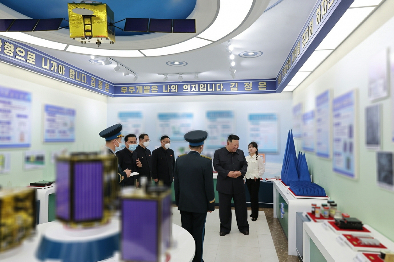 북한은 김여정 노동당 부부장의 입장문과 관영매체 보도 등을 통해 연일 윤석열 대통령의 미국 국빙방문과 한미정상회담, ‘워싱턴 선언’에 대해 비난하면서 향후 도발을 감행하기 위한 명분을 축적하고 있는 모양새다. 지난달 18일 국가우주개발국을 현지지도하면서 군사정찰위성 발사를 다그친 김정은 국무위원장이 딸 김주애와 함께 한 모습. [평양 노동신문=뉴스1]