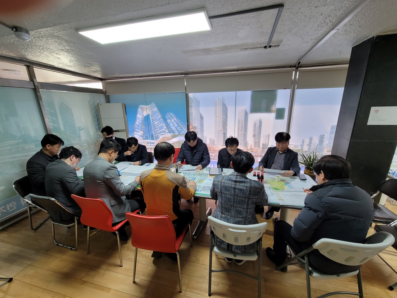 서울 송파구는 지역 내 정비사업의 신속한 추진을 위해 현장으로 찾아가는 조합공정회의를 개최하고 있다고 1일 밝혔다. 사진은 조합공정회의 현장. [송파구 제공]