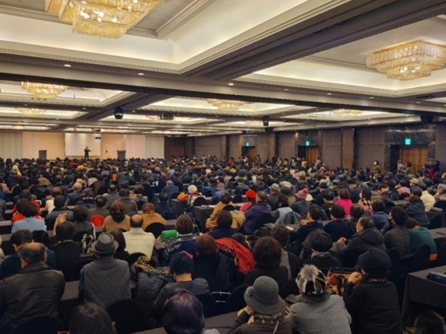 A그룹 사업설명회에 참석한 많은 노인들 [독자 제공]