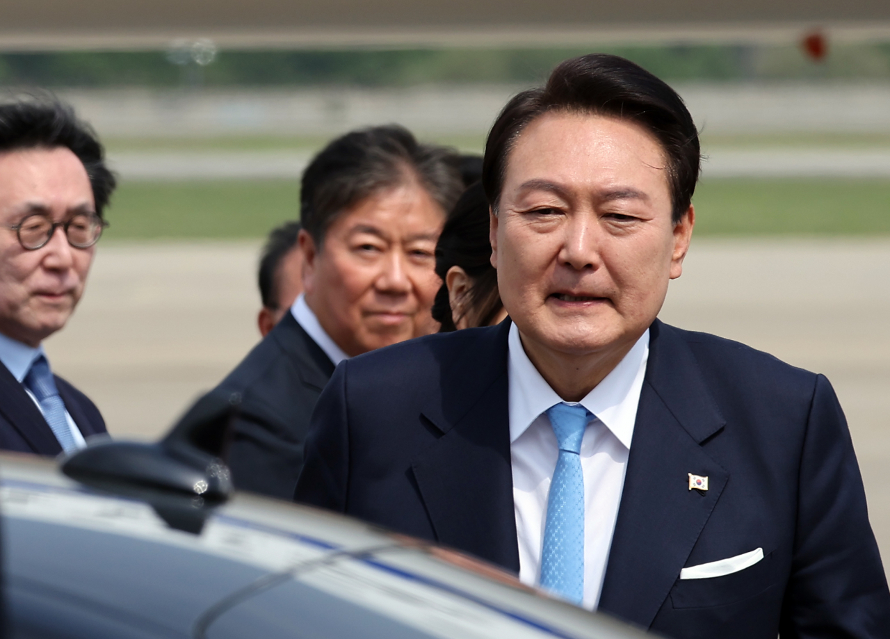 미국 국빈 방문 일정을 마친 윤석열 대통령이 지난달 30일 성남 서울공항에서 공군 1호기에서 내린 뒤 차량으로 향하고 있다. [연합]