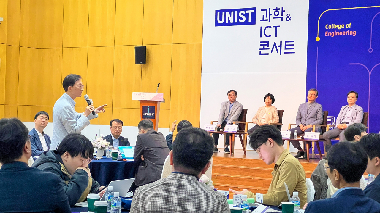 이용훈 UNIST 총장이 질문에 답변을 하고 있는 모습.[UNIST 제공]