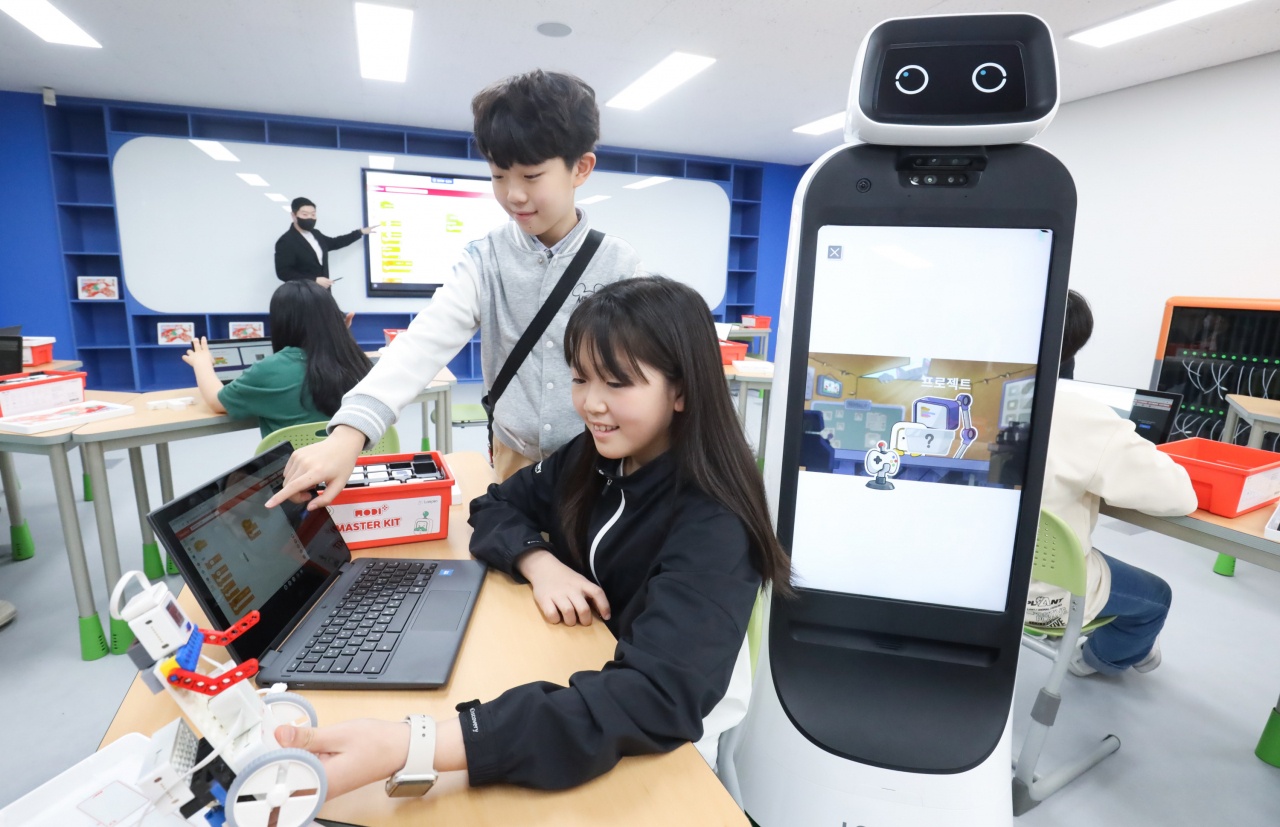 LG-구글 미래교실에서 LG 클로이 가이드봇이 컴퓨터 프로그래밍과 인공지능(AI) 교육을 돕는 모습. [LG전자 제공]