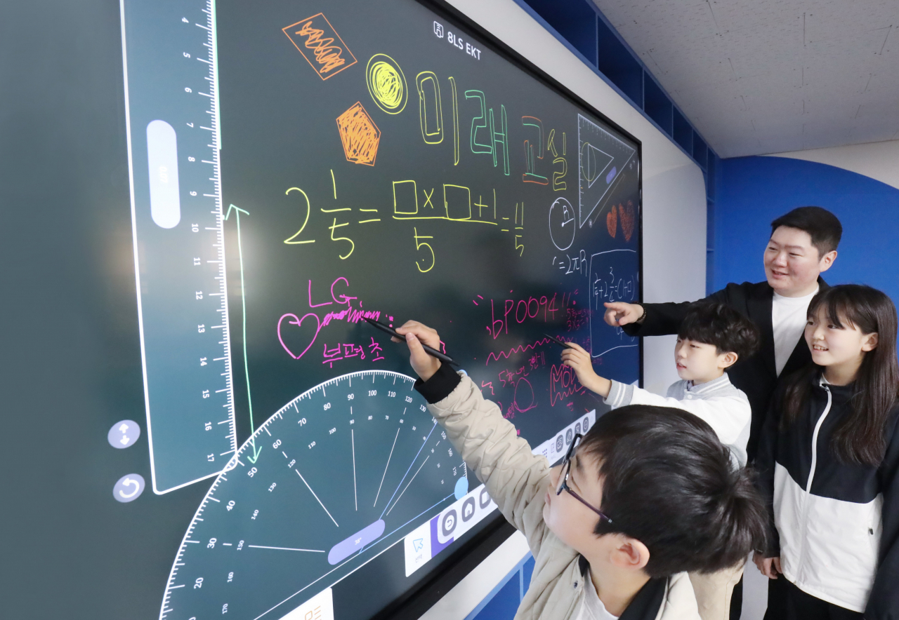 교사와 학생들이 최대 40곳의 멀티 터치 지원은 물론, 다양한 교육용 템플릿을 제공하는 LG 전자칠판을 활용해 수업을 진행하고 있다. [LG전자 제공]