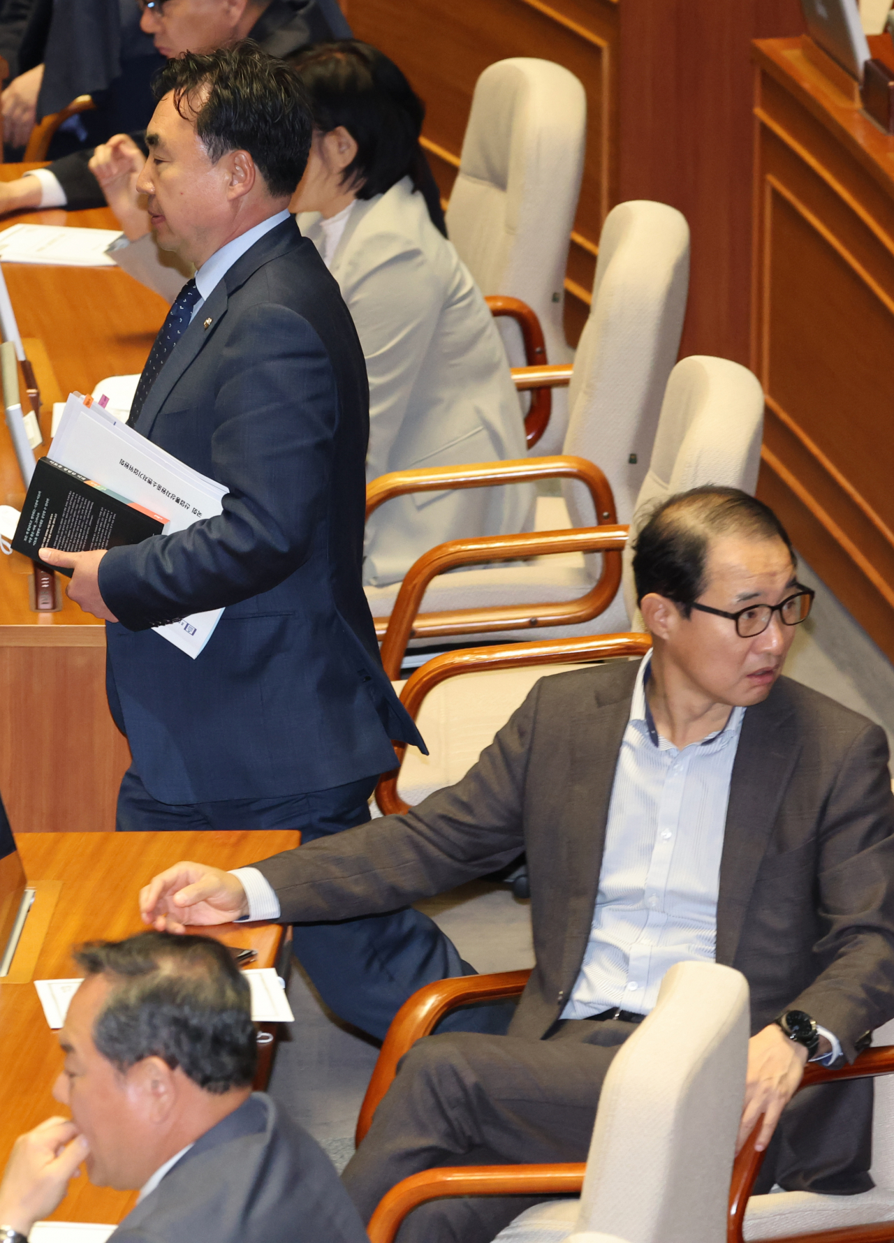 윤관석 더불어민주당 의원과 이성만 의원이 지난달 27일 국회 본회의에 참석하고 있다. [연합]