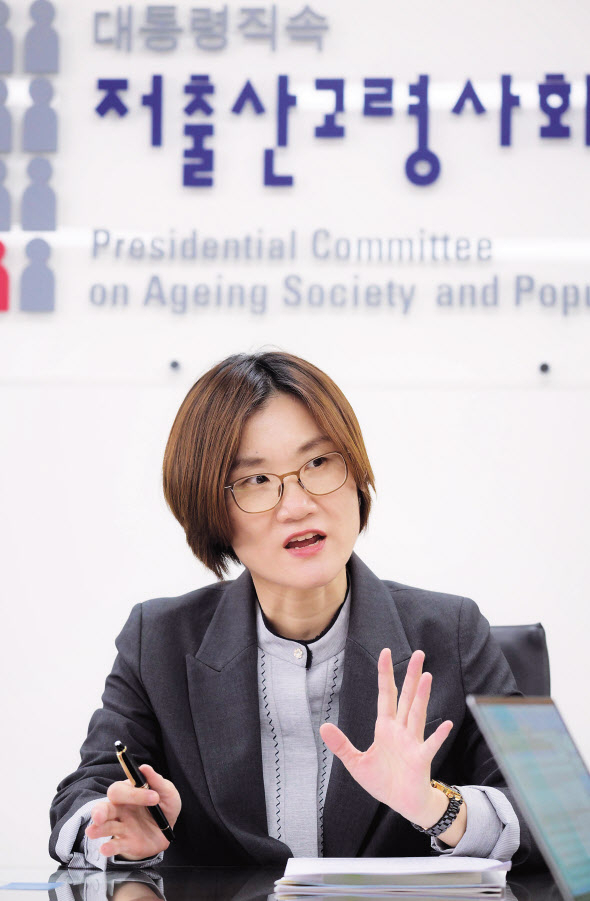 김영미 저출산고령사회위원회 부위원장이 지난달 26일 오후 정부서울청사에서 헤럴드경제와 인터뷰를 하고 있다. 이상섭 기자