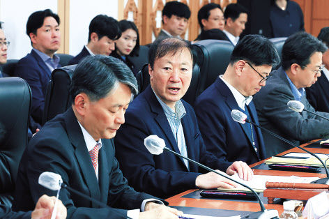 박인환 경찰제도발전위원회 위원장이 지난달 11일 오후 정부서울청사에서 열린 경찰제도발전위원회 10차 회의에서 발언하고 있다. [연합]