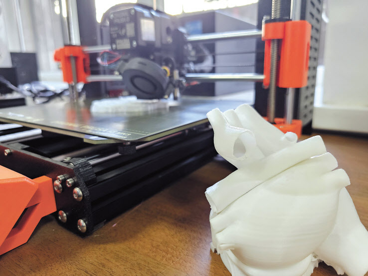 키르기스스탄 국립기술대학의 팹랩(Fablab)에서 3D 프린터로 만든 키르기스어로 된 점자판키르기스스탄 국립기술대학의 팹랩(Fablab)에 마련된 3D 프린터. 이 3D 프린터로 의과대 수업 때 활용하는 심장 모형을 만들어 제공하기도 했다. [비슈케크=최은지 기자·외교부 공동취재단]