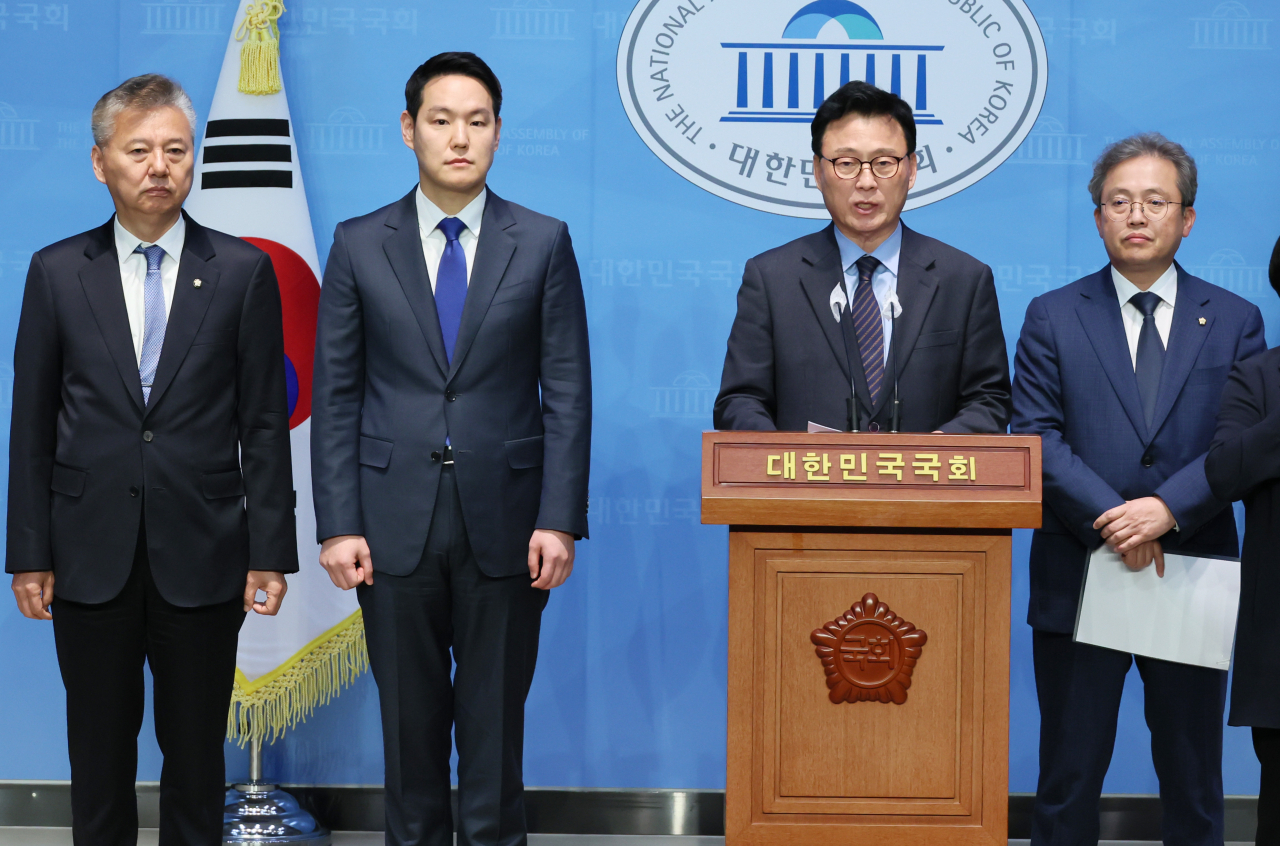 박광온 더불어민주당 원내대표가 1일 오후 국회 소통관에서 신임 원내대표단을 소개하고 있다. 왼쪽부터 홍성국 경제 담당 원내대변인, 김한규 원내대변인, 박 원내대표, 송기헌 원내수석부대표. [연합]