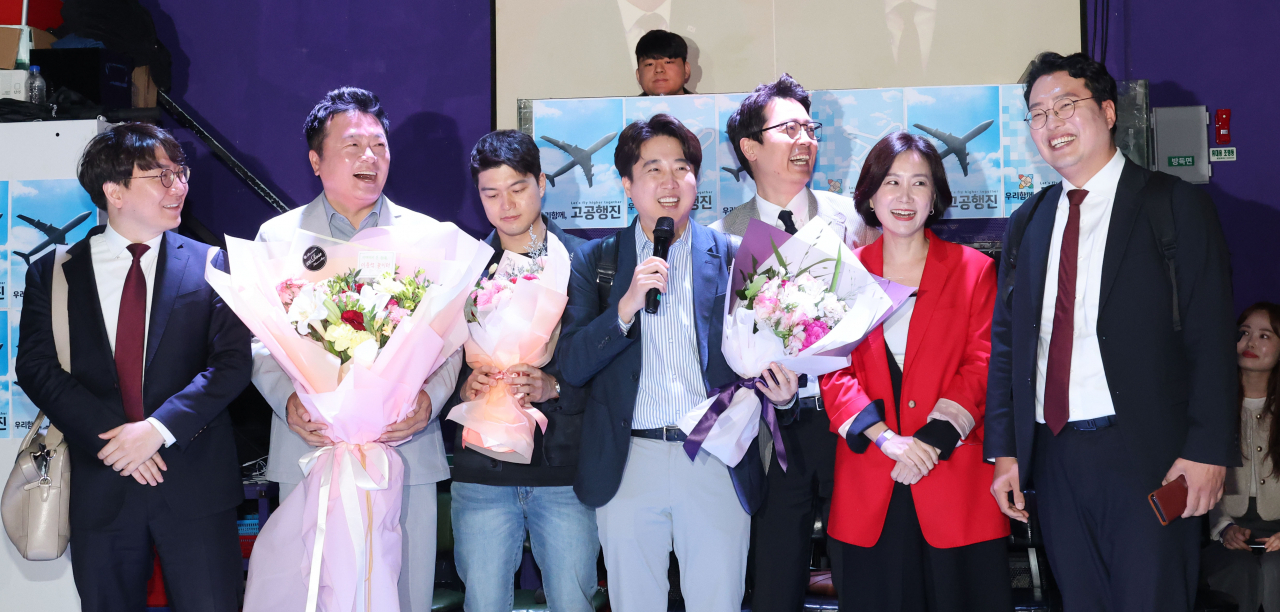 국민의힘 이준석 전 대표가 30일 오후 서울 서대문구 신촌 바플라이 별밤에서 열린 블로그 '고공행진' 오프라인 행사에서 인사말을 하고 있다. 왼쪽부터 신인규 변호사, 김철근 전 정무실장, 김용태 전 최고위원, 이 전 대표, 이기인 경기도의원, 허은아 의원, 천하람 순천갑 당협위원장. [연합]