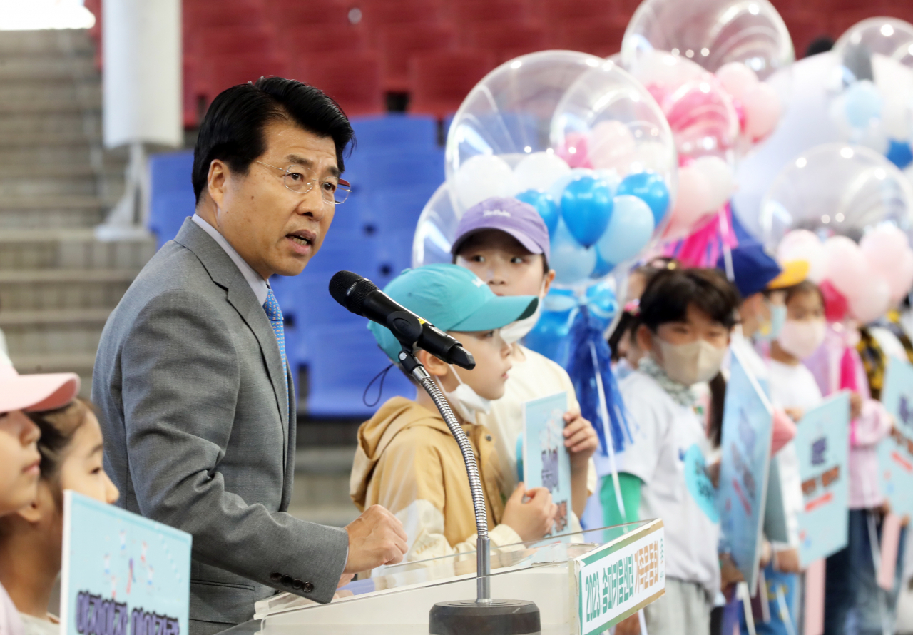 서강석 송파구청장이 1일 오전 서울놀이마당에서 열린 ‘하!하!호!호! 송파키움센터 가족운동회’에서 인사말을 하고 있다. [송파구 제공]