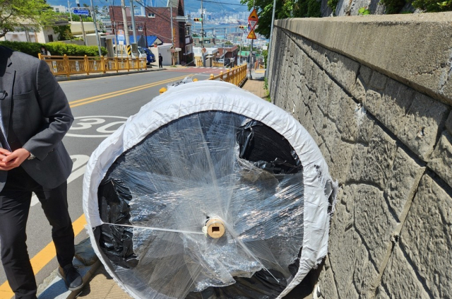 지난달 28일 오전 부산 영도구 한 초등학교 등굣길에 1.5t짜리 원통형 화물이 굴러와 어린이 1명이 숨지는 사고가 발생했다. [연합]