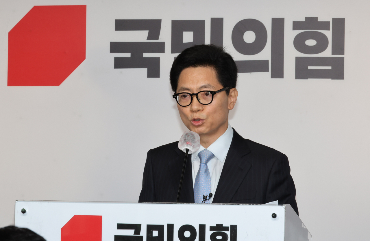 황정근 국민의힘 윤리위원장이 1일 오전 서울 여의도 중앙당사에서 윤리위 첫 회의 결과를 브리핑하며 잇단 설화로 논란을 빚은 김재원·태영호 최고위원에 대한 징계 절차를 개시했다고 밝히고 있다. [연합]