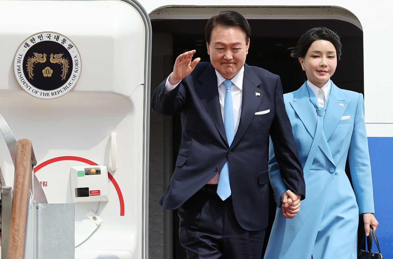 미국 국빈 방문 일정을 마친 윤석열 대통령과 김건희 여사가 지난 달 30일 성남 서울공항에서 공군 1호기에서 내리며 환영객들에게 손을 들어 인사하고 있다. 연합뉴스