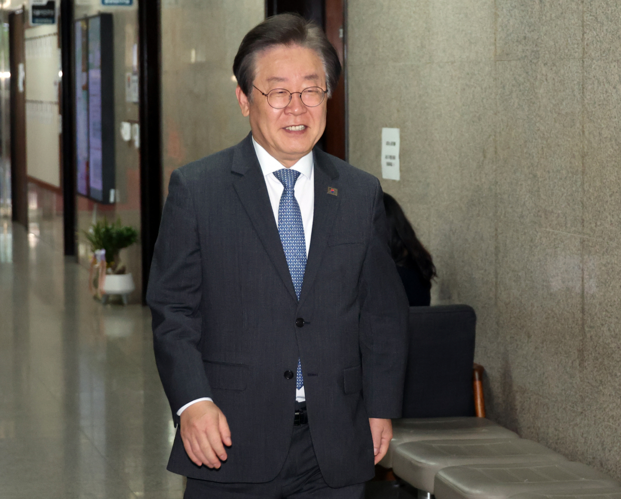이재명 더불어민주당 대표가 1일 국회 당 사무실에서 열린 비공개 최고위에 참석하고 있다. [연합]
