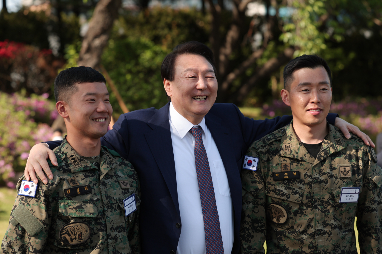 윤석열 대통령이 1일 오후 서울 용산 대통령실에서 수단 교민 구출 '프라미스' 작전을 성공적으로 수행한 참가자들을 격려하고 있다. [연합]