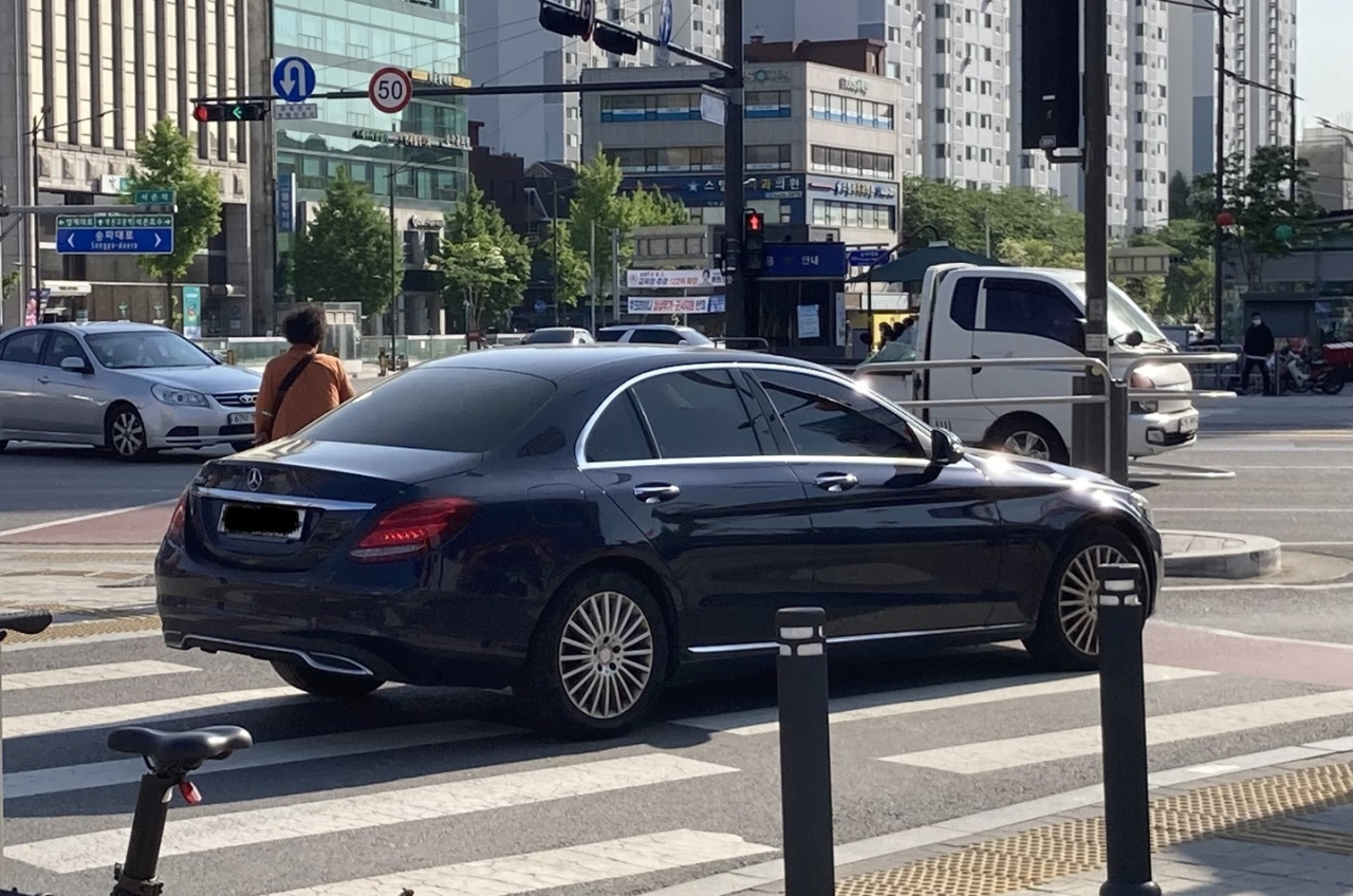도로 위 주행 중인 벤츠 자동차[독자 제공]