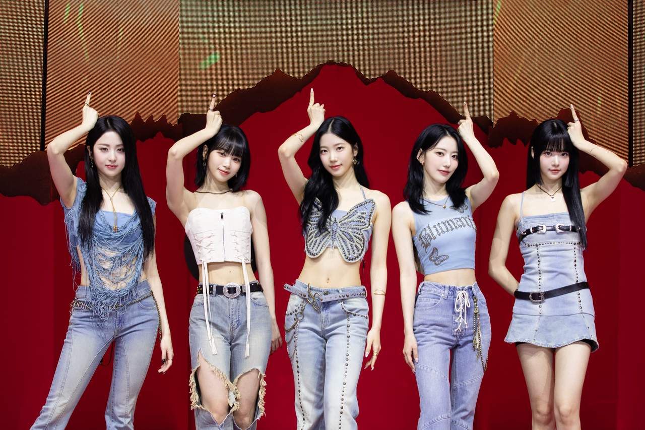 K-pop band Le Sserafim holds a press showcase for its first LP, "Unforgiven," in Seoul on Monday. (Source Music)