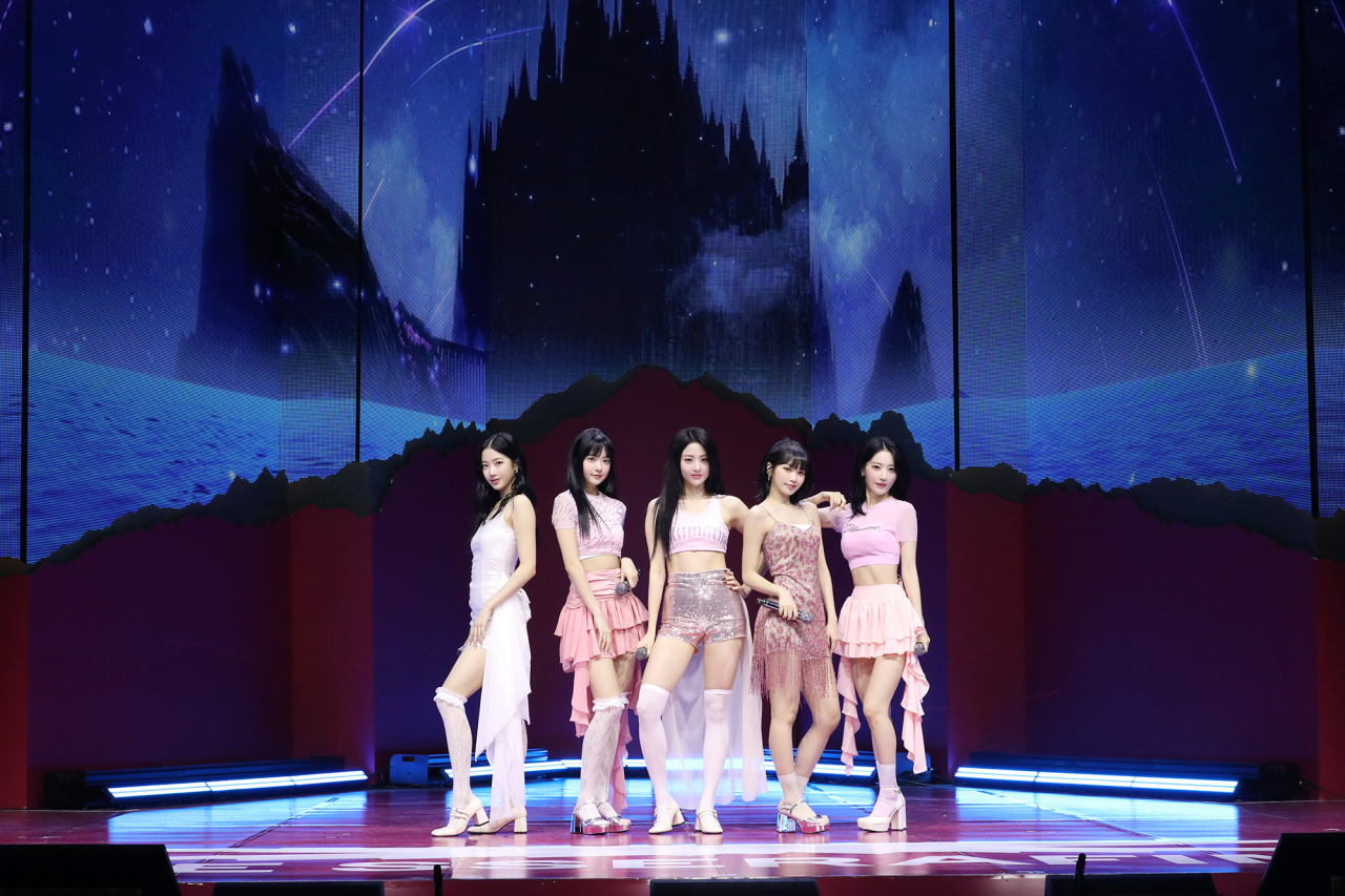 K-pop band Le Sserafim holds a press showcase for its first LP, "Unforgiven," in Seoul on Monday. (Source Music)