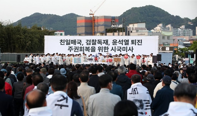 천주교 정의구현전국사제단 소속 신부들이 1일 오후 광주 동구 5·18민주광장에서 열린 친일매국 검찰독재 윤석열 퇴진과 주권회복을 위한 월요 시국미사를 열고 있다.[사진 연합뉴스]