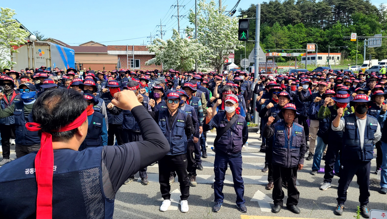 Unionized construction workers stage a rally in front of the local branch of the Chuncheon District Court in Gangneung, 163 kilometers east of Seoul, on Monday, after a union official attempted self-immolation just hours before he was scheduled to attend a pretrial detention hearing on charges of business obstruction. (Yonhap)