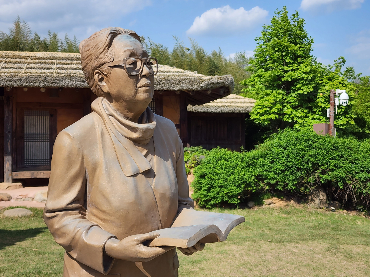 박경리 동상