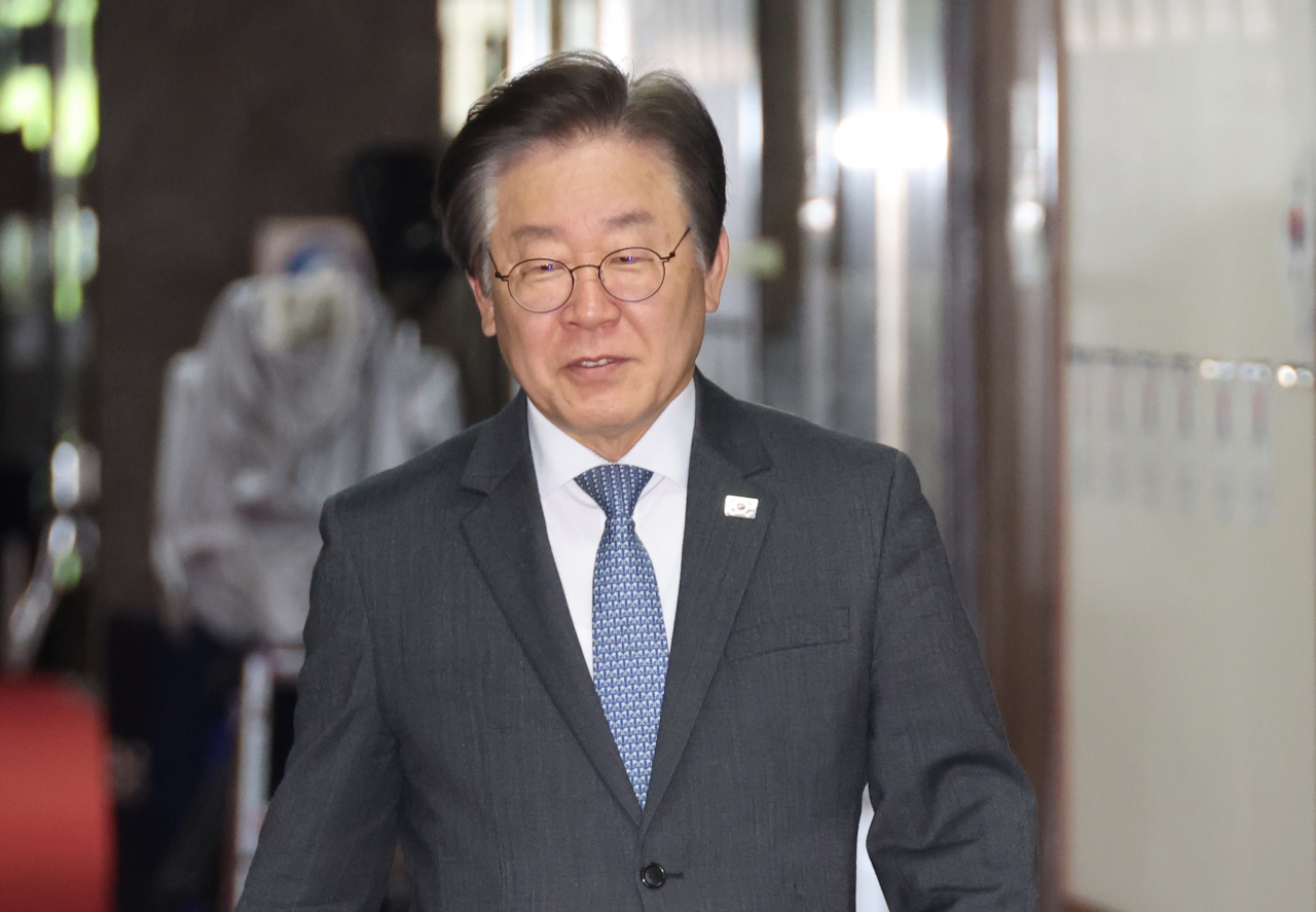 이재명 더불어민주당 대표가 1일 국회 당 사무실에서 열린 비공개 최고위에 참석하고 있다. [연합]