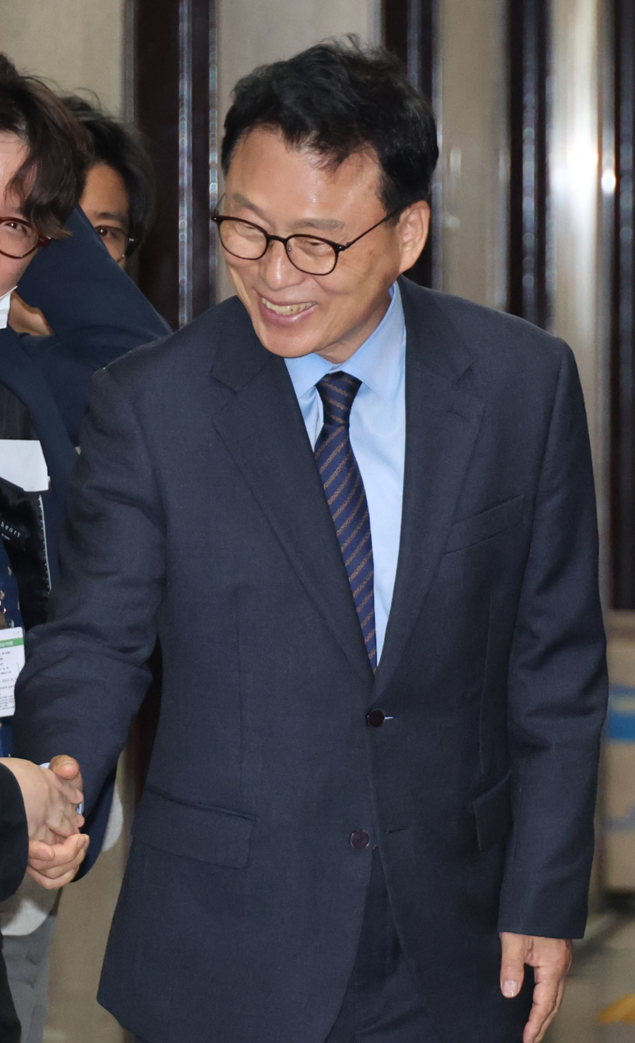 박광온 더불어민주당 원내대표가 1일 국회 당 사무실 앞에서 기자들과 인사하고 있다. 박 원내대표는 비공개 최고위에 참석했다. [연합]