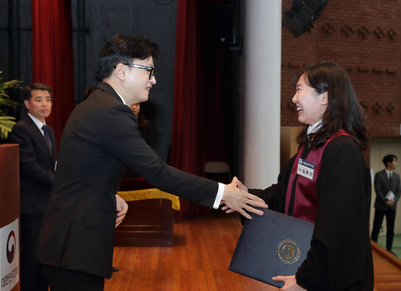 한동훈 법무부 장관이 지난 1일 정부과천청사에서 열린 '신임 검사 임관식'에서 신임 검사에게 임용장을 수여 후 악수하고 있다. [법무부]