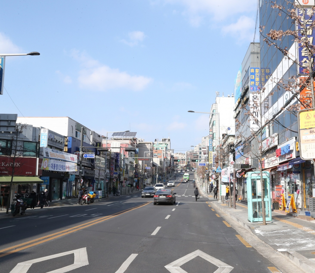 서울 금천구는 지난해 완료된 독산로 1단계 법원단지 구간에 이어 2단계 정훈단지 구간 지중화 사업을 시작했다고 2일 밝혔다. 사진은 독산로 정훈단지 구간. [서울시 제공]