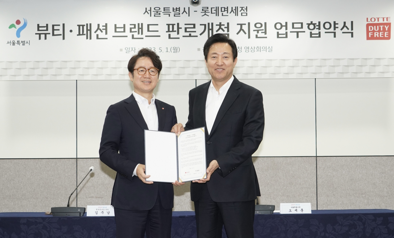 롯데면세점과 서울시가 뷰티·패션 브랜드 판로개척 지원 업무 협약을 체결했다. 김주남 롯데면세점 대표이사(왼쪽)와 오세훈 서울시장. [롯데면세점 제공]