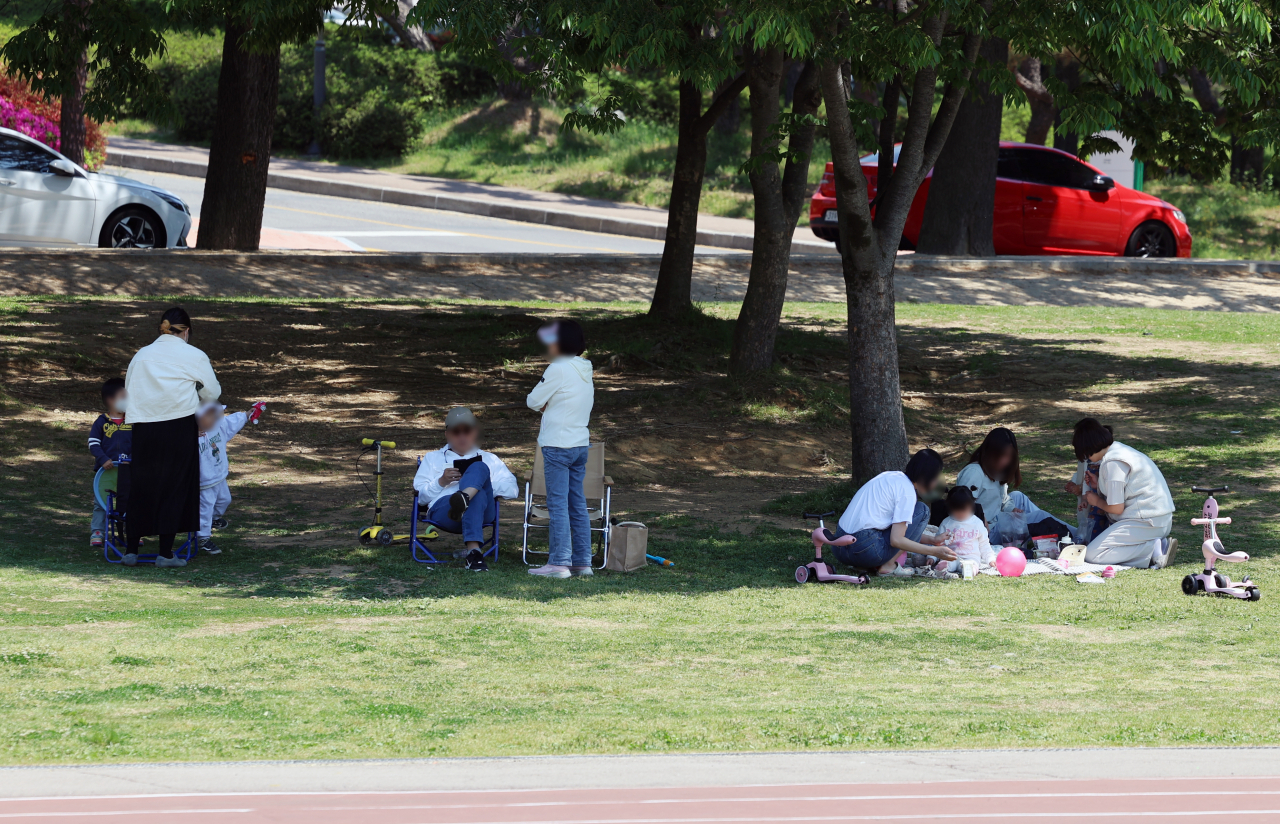 지난 1일 광주 북구 전남대학교 운동장에서 시민들이 화창한 봄날씨를 즐기고 있다. [연합]
